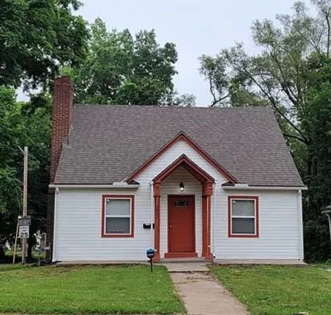 Building Photo - 4 Bedroom 2 Bath Home Ready For Move In to...