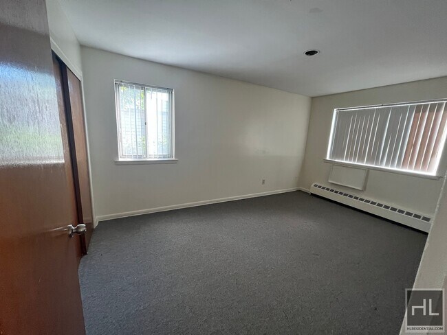 Building Photo - Spacious Three Bedroom in Woodside, NY
