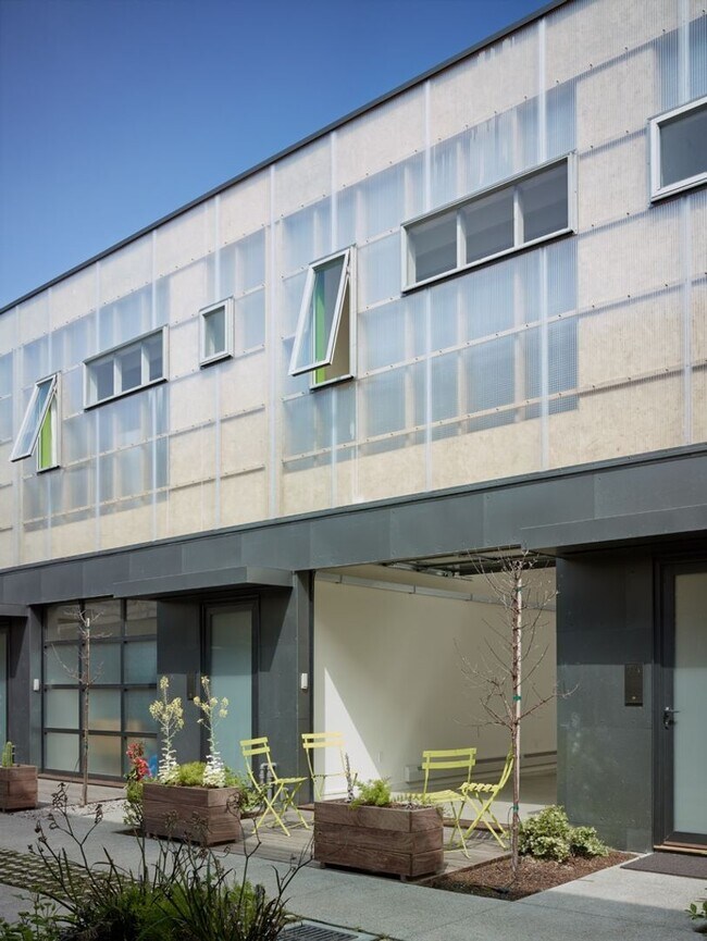 Foto del edificio - Bright Live-Work Studio & Tall Ceilings on Adeline in Oakland