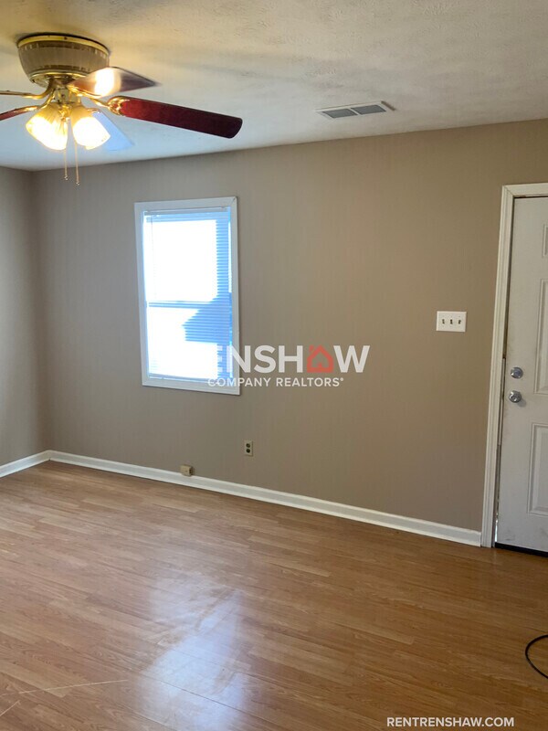Building Photo - 819 Friendship Rd