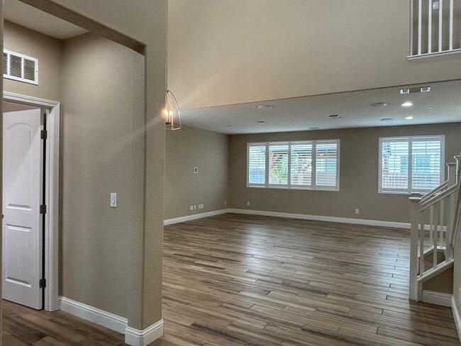 Foto del edificio - Modern 4BD Home in Brighton Landing | Solar | Bed & Bath Downstairs