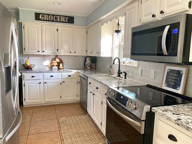 Building Photo - 10757 Knollwood Dr