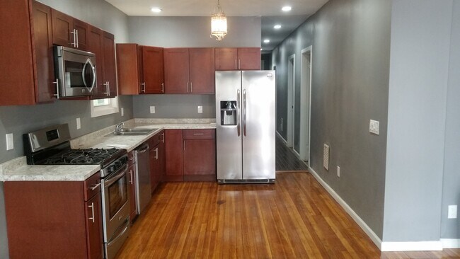 Foto del edificio - 4 bedroom, 1 bath