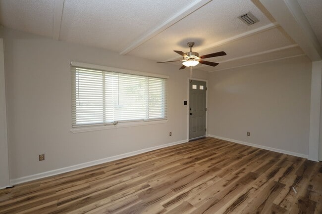 Building Photo - 282 Parkview Cir