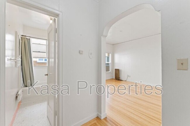 Building Photo - 1856 Spruce St