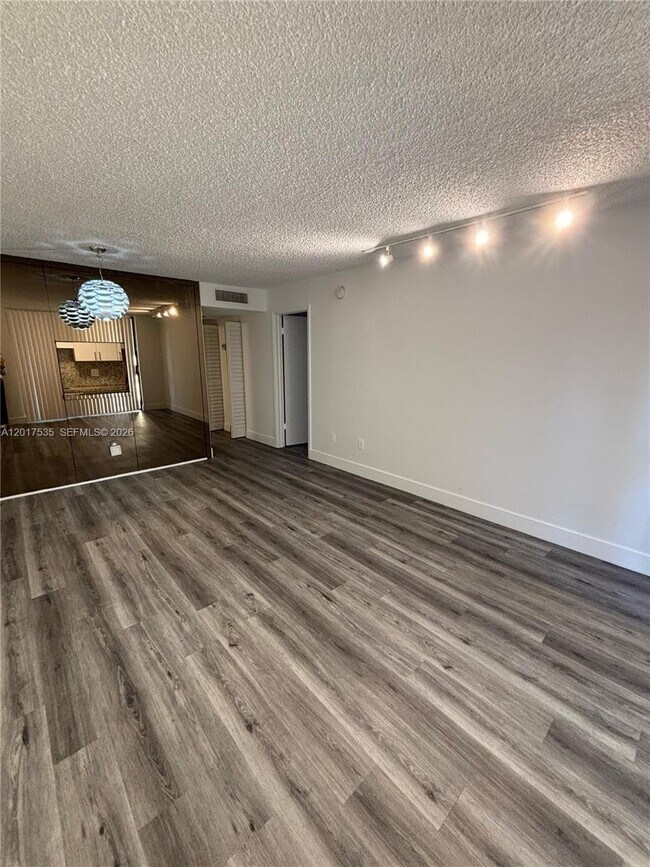 Foto del edificio - 14321 N Kendall Dr