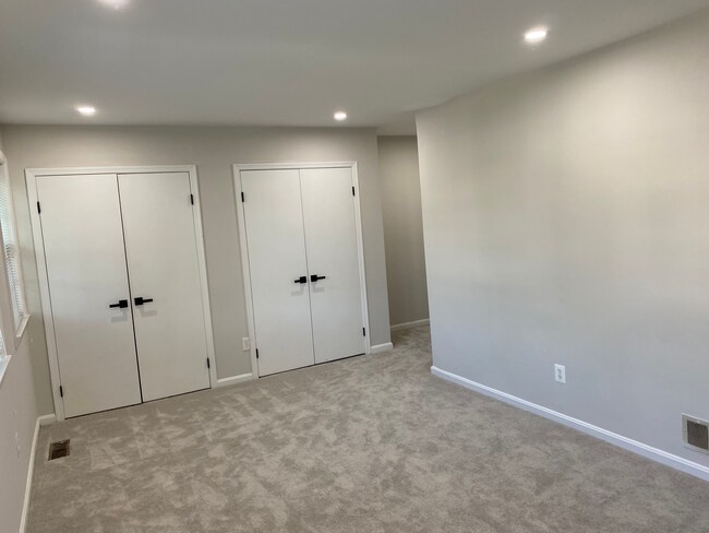 Foto del edificio - 8152 Larkin Ln