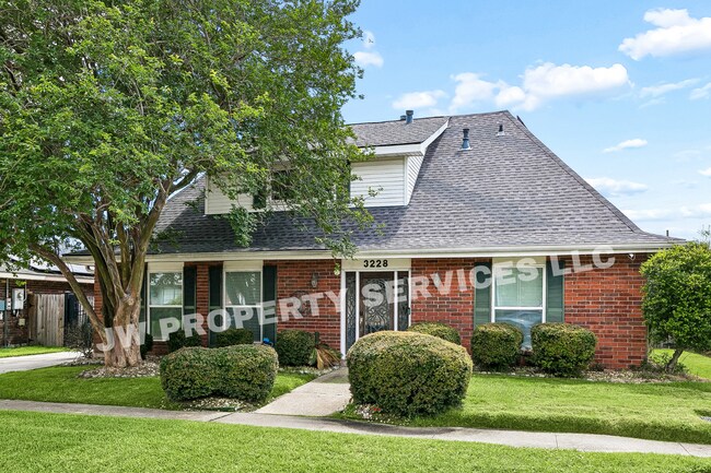 Building Photo - Spacious Metairie Home with Pool Access, Gated Entry & Modern Conveniences