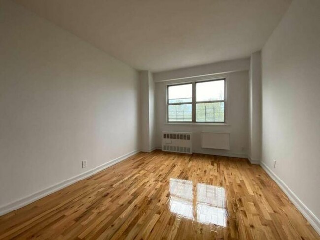 Foto del edificio - 2 bedroom in BRONX NY 10463