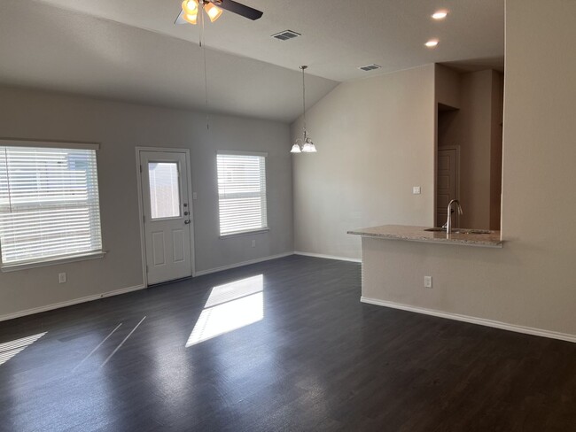 Building Photo - Luxury Duplex - Navarro ISD