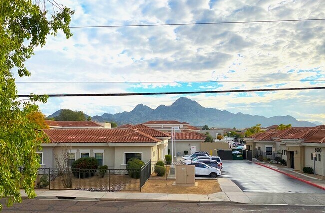 Building Photo - Spacious Phoenix Condo!