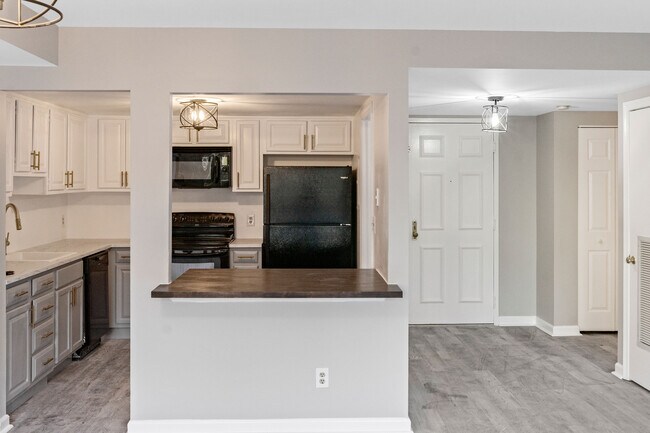 Building Photo - 5450 Whitley Park Ter