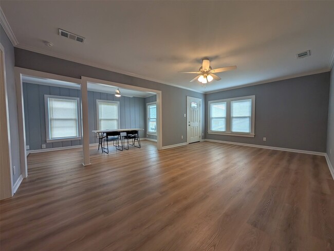 Building Photo - 1112 Ave M 1/2