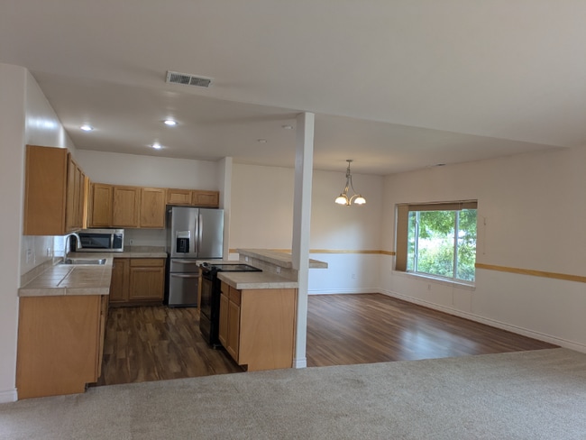 Building Photo - 1591 Roseanna Dr