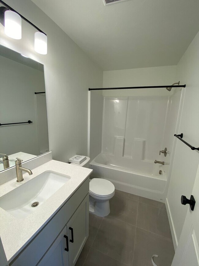 Building Photo - Beautiful Newer Rockwell Ranch Townhome (End Unit)