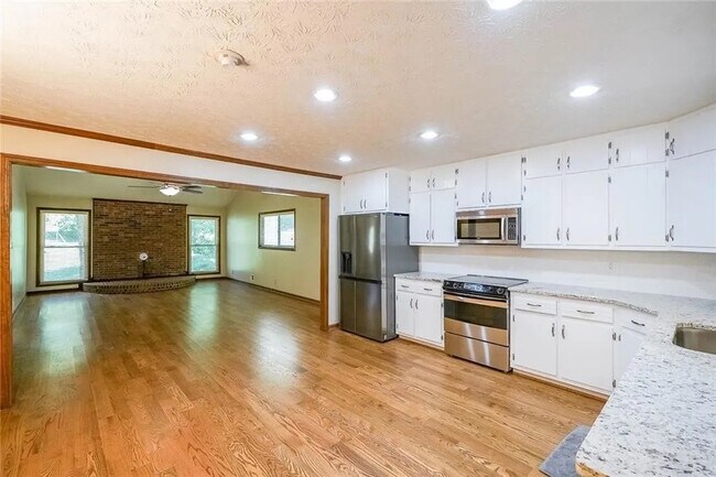 Foto del edificio - Room in Single Family Home on Azalea Dr