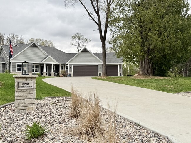 Building Photo - 5201 N Grand Videre Dr