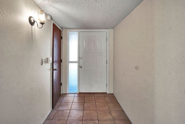 Foto del edificio - 6617 N Montrose Dr