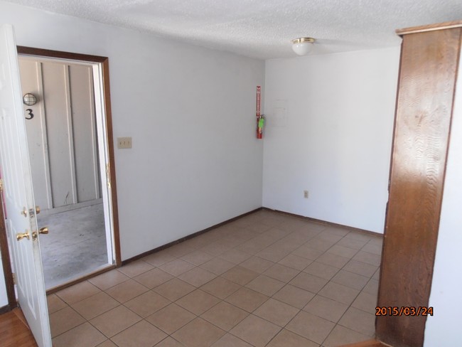 ENTRY DINING AREA - Lincoln Villa Apartments