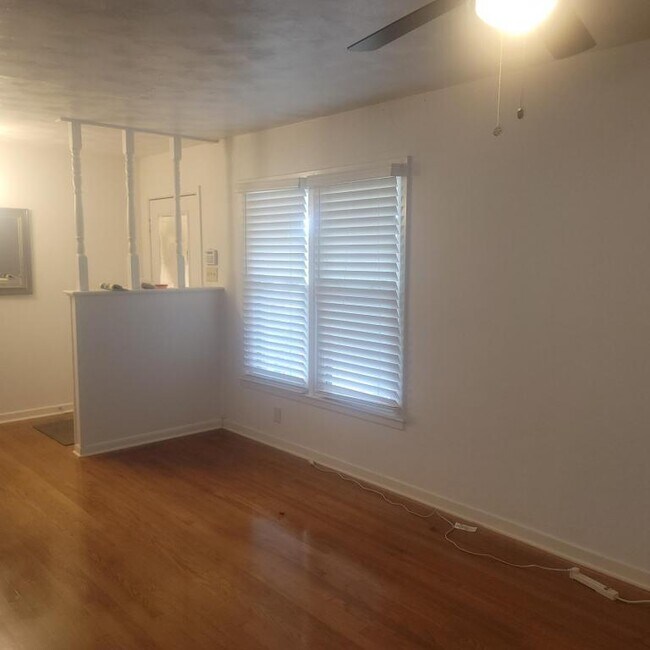 Foto del edificio - 1205 College Oaks Dr