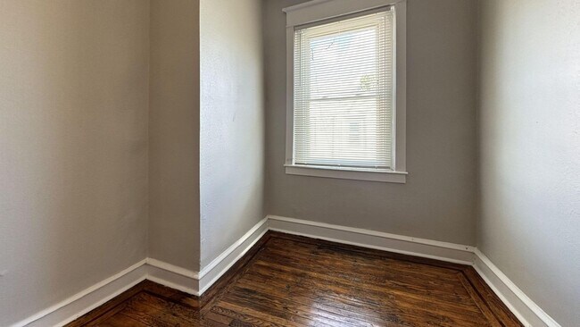 Foto del edificio - 3-bed Philly home with hardwood floors, an enclosed porch, and a private rear yard.