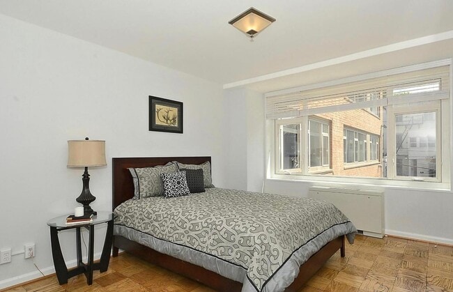 Foto del edificio - Renovated 1/1 in Dupont Circle! All Utilit...