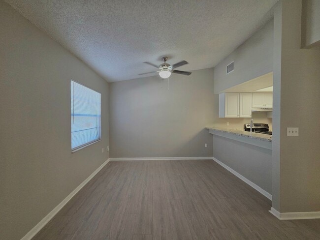 Foto del edificio - Beautiful 2 Bedroom, 2 Bathroom Apartment ...