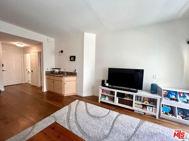 Building Photo - 5420 Sylmar Ave