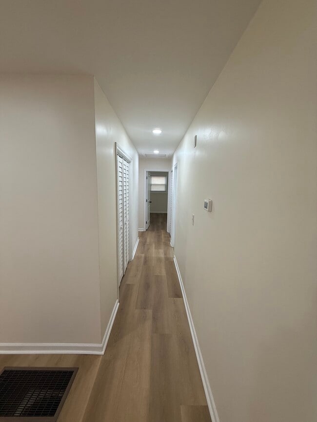 Building Photo - 1743 Thomasville Dr SE