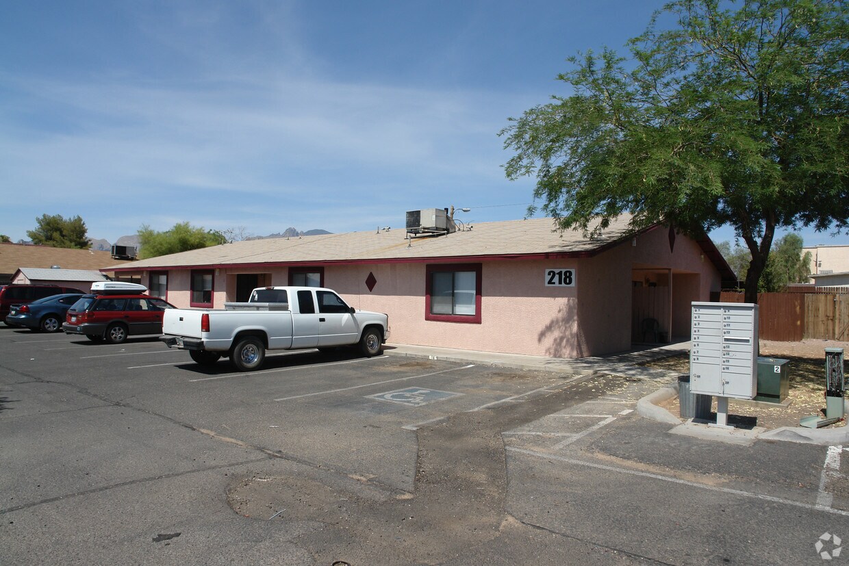Primary Photo - 218 W Roger Rd