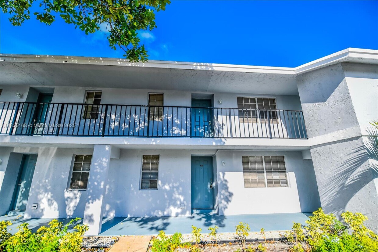 Foto principal - 905 Southridge Rd