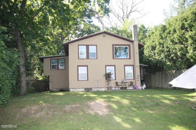 Building Photo - 9609 Woodlawn Dr