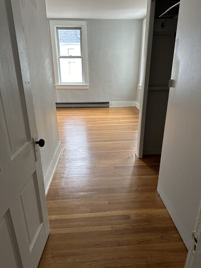 Foto del edificio - 11 LLC-5112 North Catherine Street