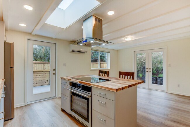 Foto del edificio - A Fresh, Open Home for a Relaxed Life by the Lake