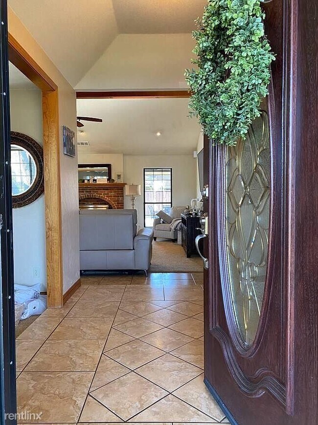 Foto del edificio - 4 br, 2.5 bath House - 521 E Redwood St