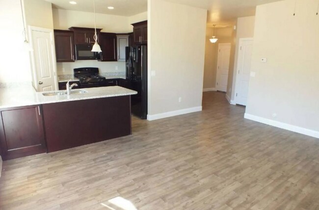 Foto del edificio - Charming 3 Bedroom Townhome with 2.5 Baths & 2 Car Garage in Cedar City, Utah!