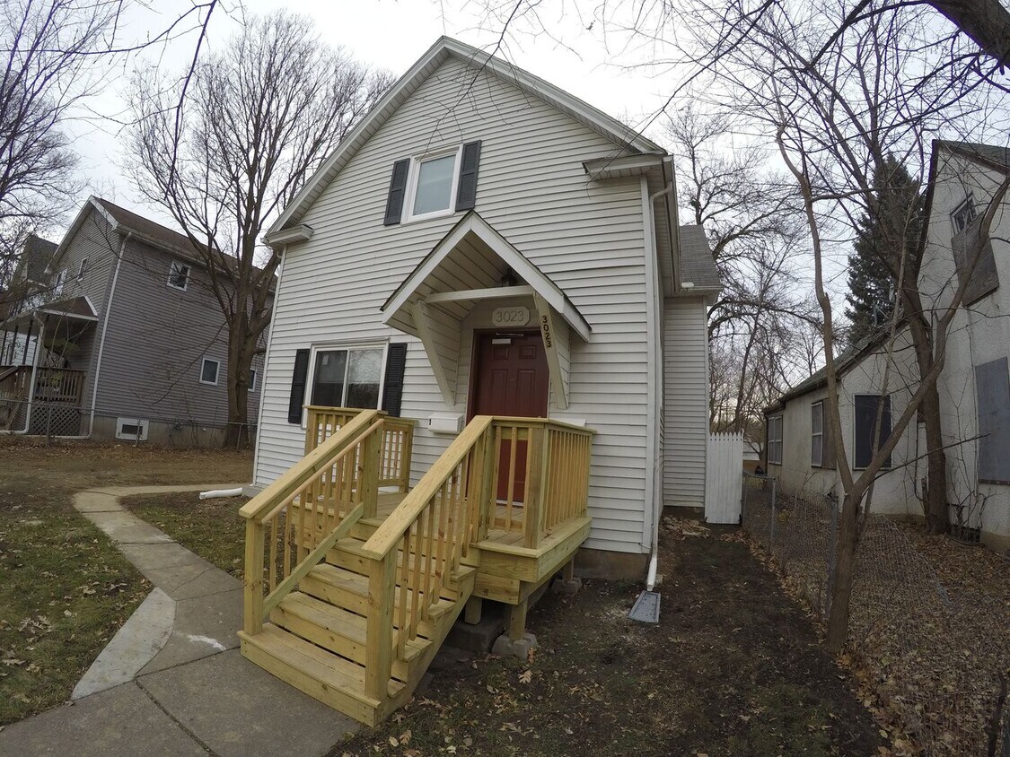 Foto principal - 3023 Dupont Ave N