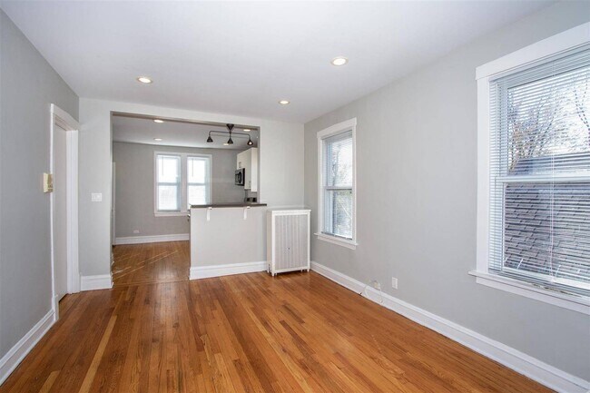 Foto del edificio - 2251 W Montrose Ave