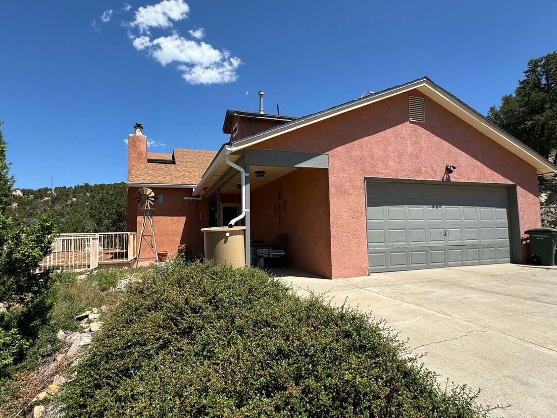 Foto principal - 4 Bedroom, 3 Bathroom Home in Tijeras, NM