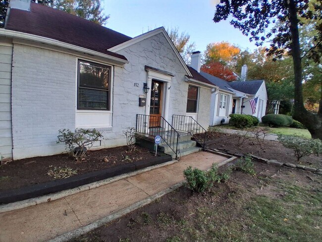 Foto del edificio - Charming Cottage in East Memphis! Fully fenced back yard! Ready to be your next home!