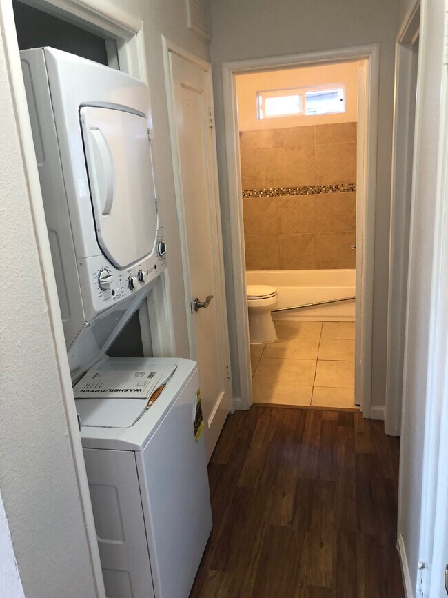 Building Photo - Centrally Located 2 Bed/1 Bath Duplex in L...