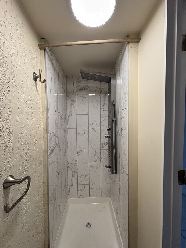 Building Photo - 6062 N Camac St