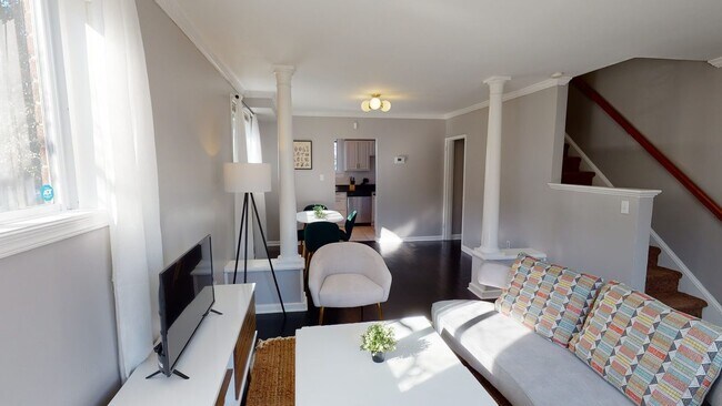 Building Photo - Queen room in 5-bed/2.0-bath Home