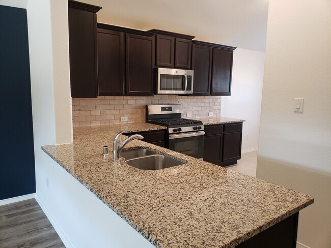 Encimeras de granito, placa de gas, mucho espacio de almacenamiento. - 14557 Serrano Ridge Rd