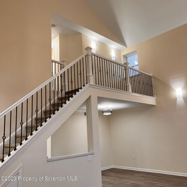 Building Photo - 1073 West Side Dr