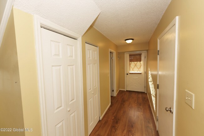 Foto del edificio - 12 Whispering Pines Rd