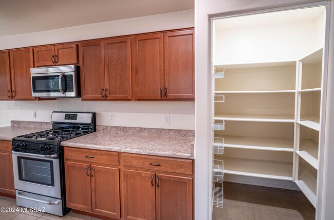 Building Photo - 2011 W Mountain Pointe Dr