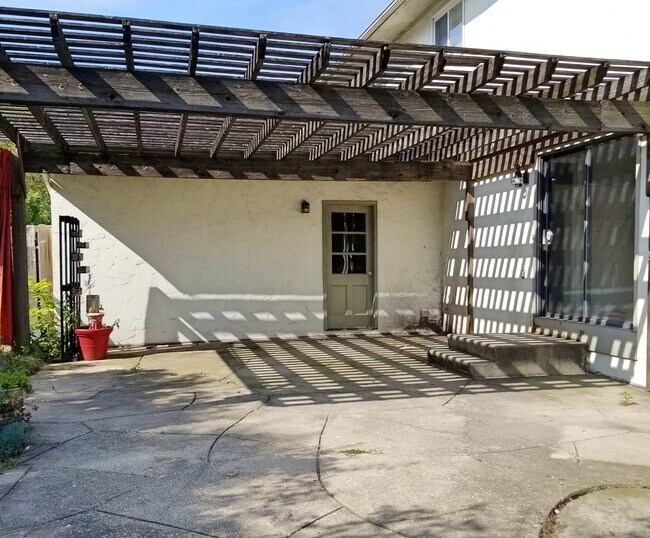 Covered Patio - 3281 Smiley Rd