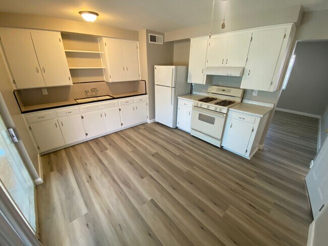 Building Photo - 11111 W Greer Ave