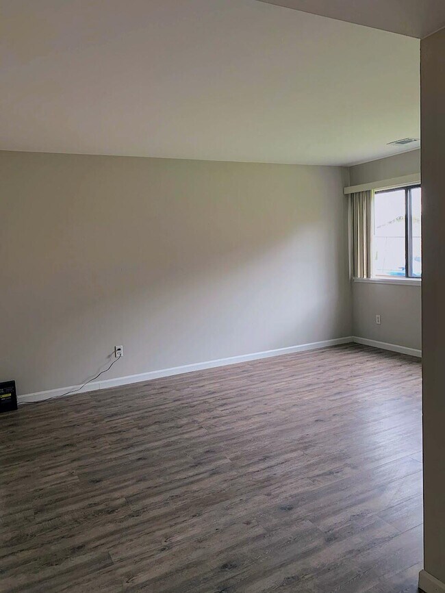Foto del edificio - 1225 S Maple Rd